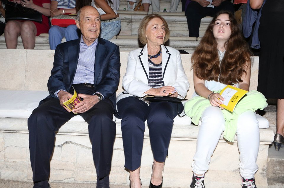 Ο Σημίτης σε ρόλο παππού -Με την εγγονή του στο Ηρώδειο [εικόνες] | iefimerida.gr 1