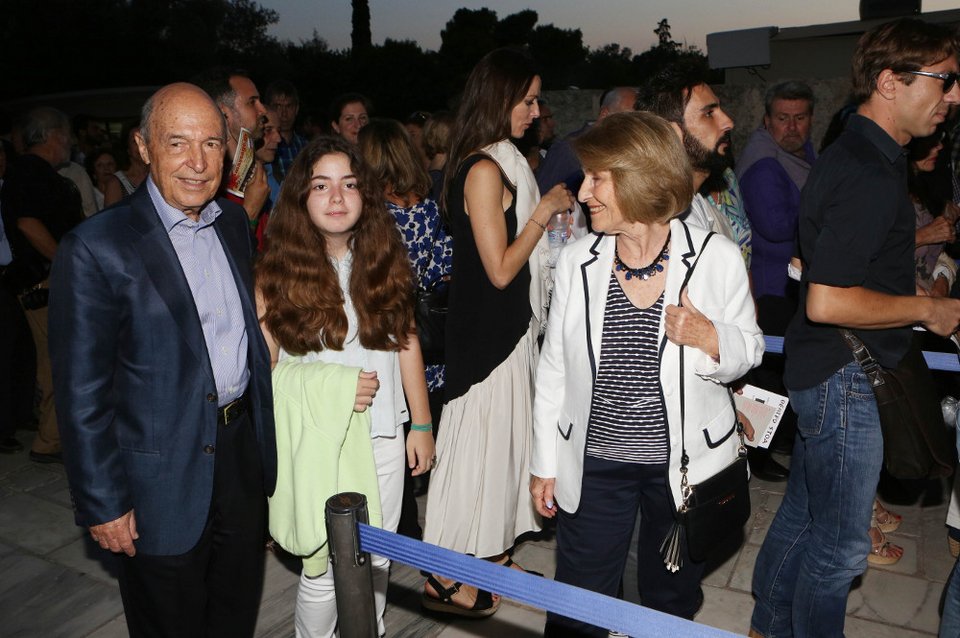 Ο Σημίτης σε ρόλο παππού -Με την εγγονή του στο Ηρώδειο [εικόνες] | iefimerida.gr 2