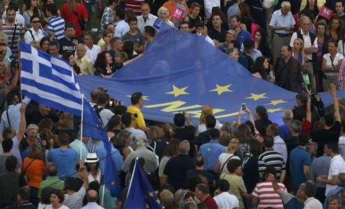 Χιλιάδες διαδηλωτές στο Σύνταγμα: Φώναξαν μέσα στη βροχή υπέρ του «ναι» στο δημοψήφισμα [εικόνες & βίντεο] | iefimerida.gr 16