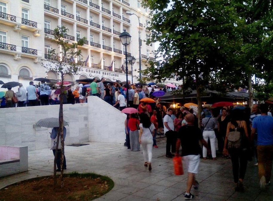 Χιλιάδες διαδηλωτές στο Σύνταγμα: Φώναξαν μέσα στη βροχή υπέρ του «ναι» στο δημοψήφισμα [εικόνες & βίντεο] | iefimerida.gr 15