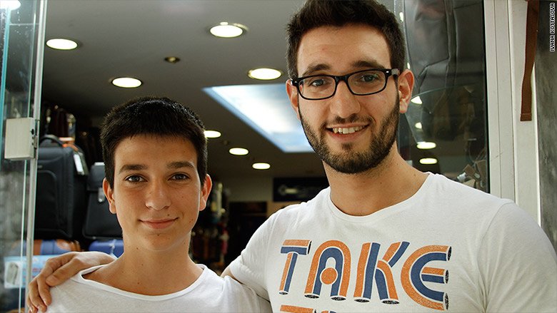 Το CNN πήγε και στις δύο διαδηλώσεις στο Σύνταγμα: «Τελικά είναι υπέρ ή κατά της Ευρώπης;» [εικόνες] | iefimerida.gr 7