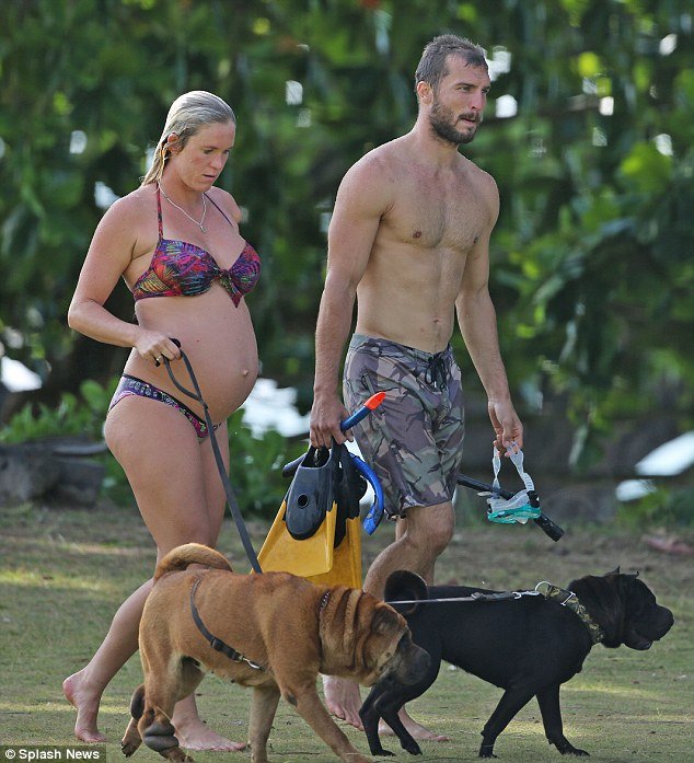 Της έφαγε το χέρι καρχαρίας αλλά δεν το έβαλε κάτω -Η εγκυμοσύνη, το παιδί [εικόνες] | iefimerida.gr 4