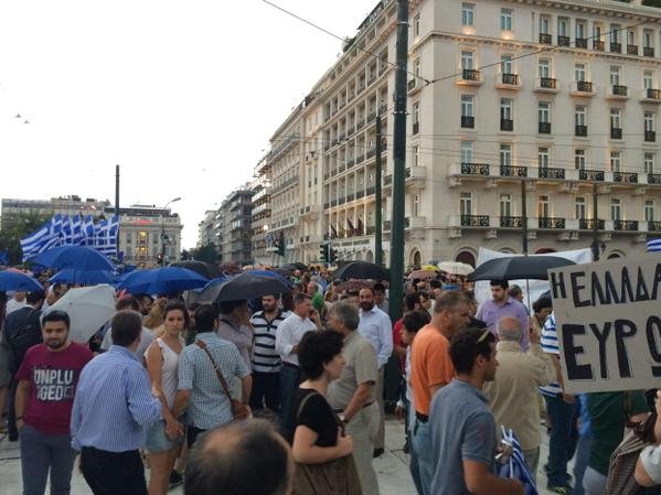 Χιλιάδες διαδηλωτές στο Σύνταγμα: Φώναξαν μέσα στη βροχή υπέρ του «ναι» στο δημοψήφισμα [εικόνες & βίντεο] | iefimerida.gr 8