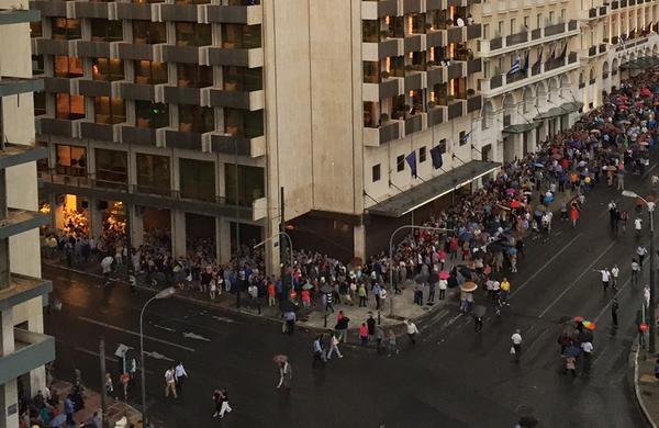 Χιλιάδες διαδηλωτές στο Σύνταγμα: Φώναξαν μέσα στη βροχή υπέρ του «ναι» στο δημοψήφισμα [εικόνες & βίντεο] | iefimerida.gr 9