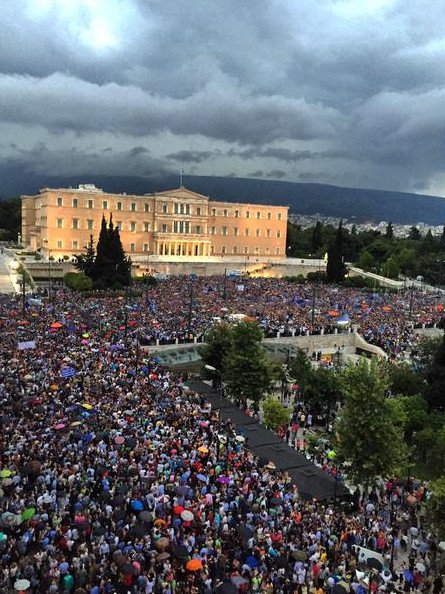 Χιλιάδες διαδηλωτές στο Σύνταγμα: Φώναξαν μέσα στη βροχή υπέρ του «ναι» στο δημοψήφισμα [εικόνες & βίντεο] | iefimerida.gr 0