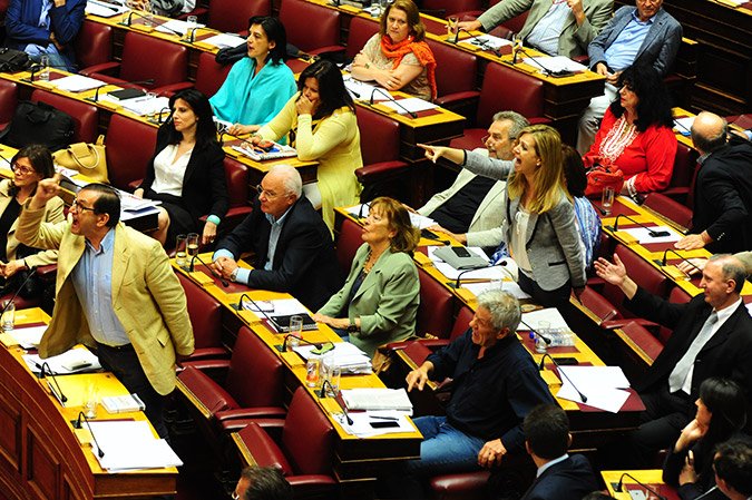 Ορμησαν οι βουλευτές του ΣΥΡΙΖΑ όταν ο Θεοδωράκης τους είπε «Δεν έχετε δουλέψει ποτέ!» [εικόνες] | iefimerida.gr 2