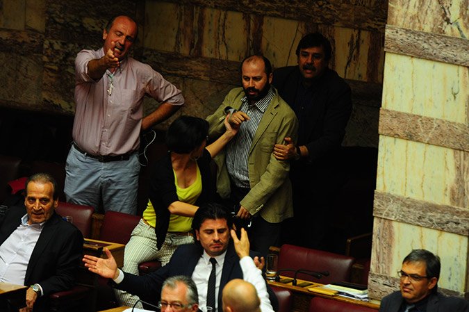 Ορμησαν οι βουλευτές του ΣΥΡΙΖΑ όταν ο Θεοδωράκης τους είπε «Δεν έχετε δουλέψει ποτέ!» [εικόνες] | iefimerida.gr 9