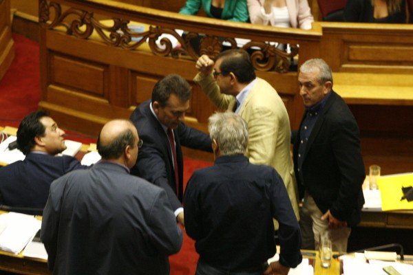 Ορμησαν οι βουλευτές του ΣΥΡΙΖΑ όταν ο Θεοδωράκης τους είπε «Δεν έχετε δουλέψει ποτέ!» [εικόνες] | iefimerida.gr 4