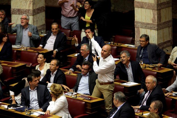 Ορμησαν οι βουλευτές του ΣΥΡΙΖΑ όταν ο Θεοδωράκης τους είπε «Δεν έχετε δουλέψει ποτέ!» [εικόνες] | iefimerida.gr 6