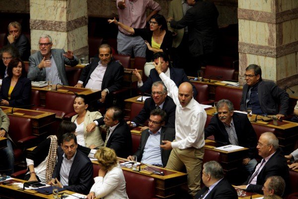 Ορμησαν οι βουλευτές του ΣΥΡΙΖΑ όταν ο Θεοδωράκης τους είπε «Δεν έχετε δουλέψει ποτέ!» [εικόνες] | iefimerida.gr 7