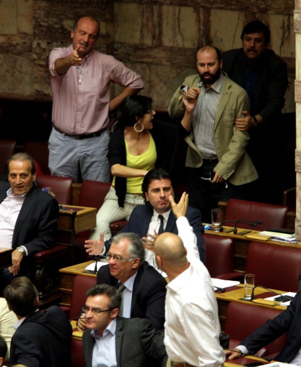 Ορμησαν οι βουλευτές του ΣΥΡΙΖΑ όταν ο Θεοδωράκης τους είπε «Δεν έχετε δουλέψει ποτέ!» [εικόνες] | iefimerida.gr 8