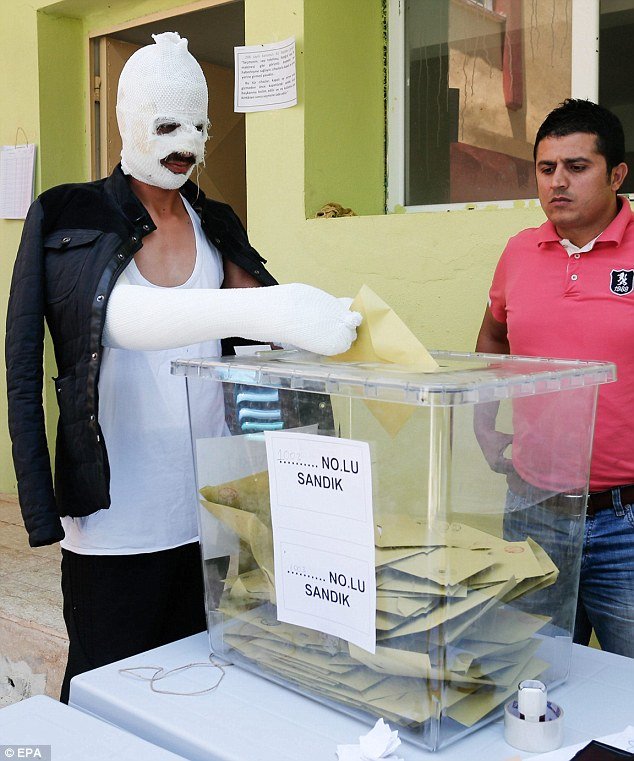 Τουρκικές εκλογές: Οι Κούρδοι πήγαν στις κάλπες ακόμη και με ανοιγμένα κεφάλια και σπασμένα πόδια [εικόνες] | iefimerida.gr 0