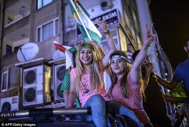 Τουρκικές εκλογές: Οι Κούρδοι πήγαν στις κάλπες ακόμη και με ανοιγμένα κεφάλια και σπασμένα πόδια [εικόνες] | iefimerida.gr 2