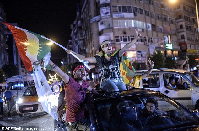 Τουρκικές εκλογές: Οι Κούρδοι πήγαν στις κάλπες ακόμη και με ανοιγμένα κεφάλια και σπασμένα πόδια [εικόνες] | iefimerida.gr 3