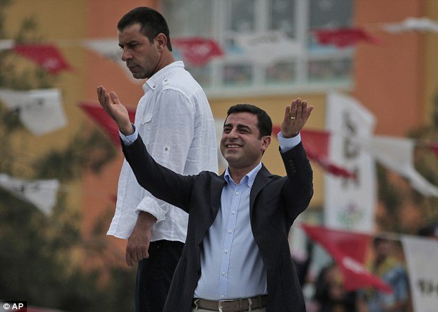 Τουρκικές εκλογές: Οι Κούρδοι πήγαν στις κάλπες ακόμη και με ανοιγμένα κεφάλια και σπασμένα πόδια [εικόνες] | iefimerida.gr 5