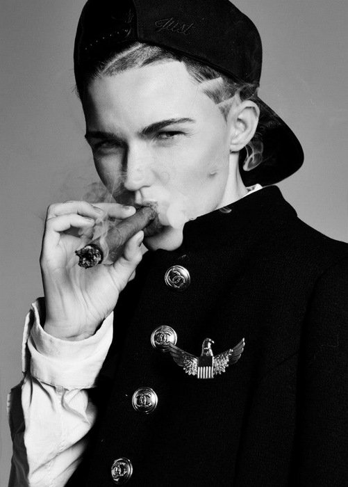 Η Ρούμπι Ρόουζ είναι το πρότυπο του ανδρόγυνου λουκ: Παίζει με το φύλο και το μυαλό μας [εικόνες & βίντεο] | iefimerida.gr 1