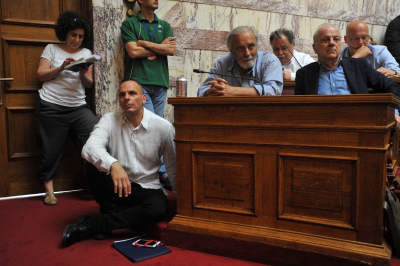 Ο Βαρουφάκης στα πατώματα για να τραβήξει την προσοχή... [εικόνες] | iefimerida.gr 3