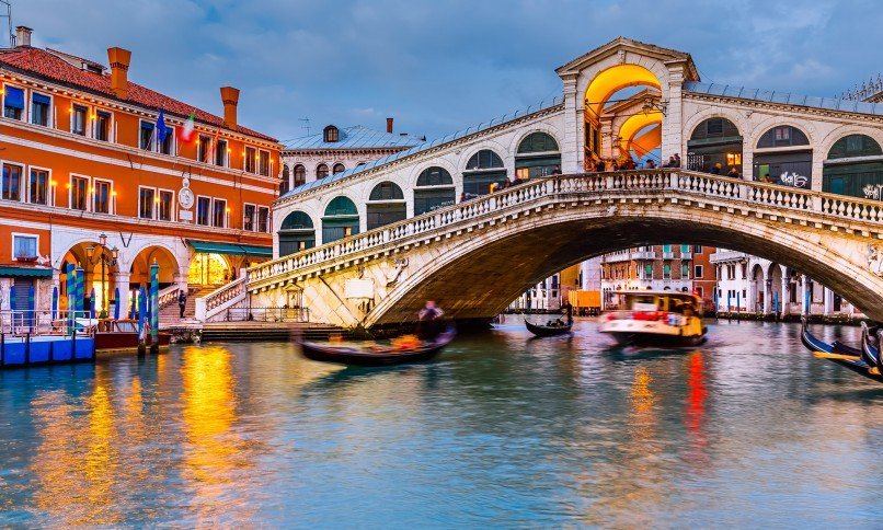 Εκεί τίποτα δεν είναι μουντό -Μια από τις πιο πολύχρωμες πόλεις της Ευρώπης βρίσκεται σε ελληνικό νησί [εικόνες] | iefimerida.gr 17