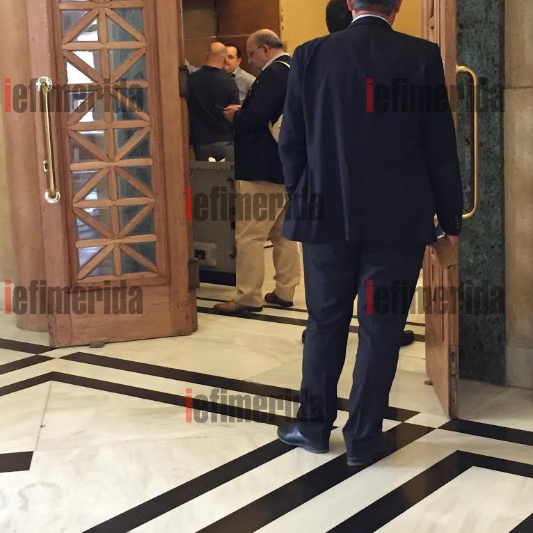 Απίστευτο: Υπουργοί και βουλευτές του ΣΥΡΙΖΑ σπρώχνονται στο ΑΤΜ της βουλής για να βγάλουν λεφτά [εικόνες] | iefimerida.gr 0