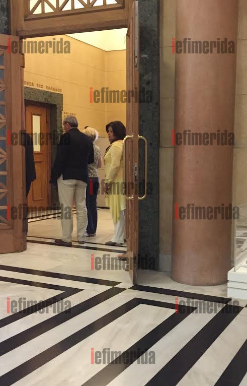 Απίστευτο: Υπουργοί και βουλευτές του ΣΥΡΙΖΑ σπρώχνονται στο ΑΤΜ της βουλής για να βγάλουν λεφτά [εικόνες] | iefimerida.gr 6