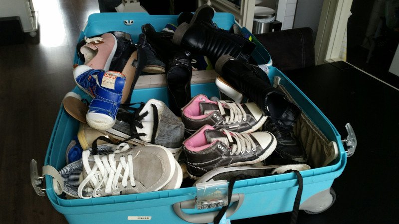 Ολλανδός στην Κω με 2 βαλίτσες ρούχα ντύνει μετανάστες [εικόνες] | iefimerida.gr 2