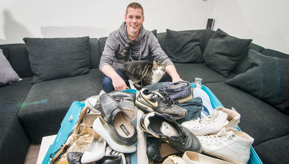 Ολλανδός στην Κω με 2 βαλίτσες ρούχα ντύνει μετανάστες [εικόνες] | iefimerida.gr 3