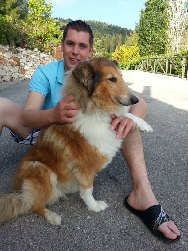 Ολλανδός στην Κω με 2 βαλίτσες ρούχα ντύνει μετανάστες [εικόνες] | iefimerida.gr 4