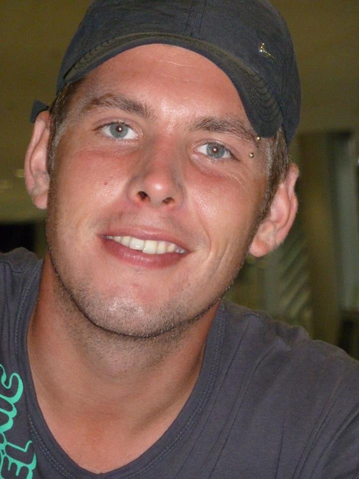 Ολλανδός στην Κω με 2 βαλίτσες ρούχα ντύνει μετανάστες [εικόνες] | iefimerida.gr 6