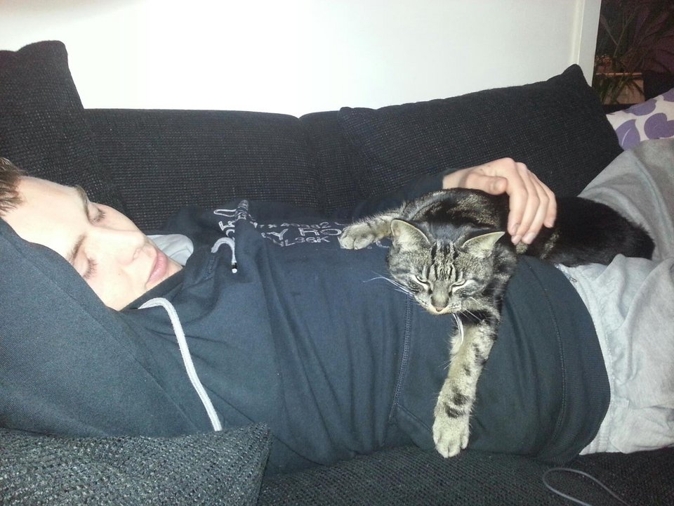 Ολλανδός στην Κω με 2 βαλίτσες ρούχα ντύνει μετανάστες [εικόνες] | iefimerida.gr 9