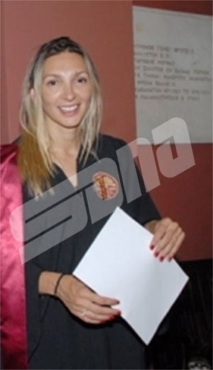 Η Φανή Χαλκιά με τήβεννο παίρνει το πτυχίο της - Παράτησε το στίβο και έγινε διεθνολόγος [εικόνες] | iefimerida.gr 3