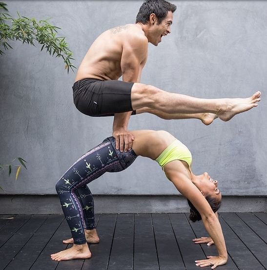 Acro yoga και couples yoga: Η νέα μανία των ζευγαριών -Κατά πόσο μπορεί να κάνει τη σχέση τους πιο σταθερή [εικόνες] | iefimerida.gr 3