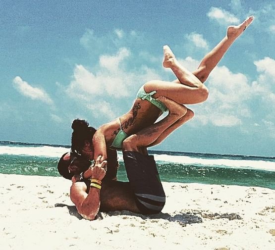 Acro yoga και couples yoga: Η νέα μανία των ζευγαριών -Κατά πόσο μπορεί να κάνει τη σχέση τους πιο σταθερή [εικόνες] | iefimerida.gr 7
