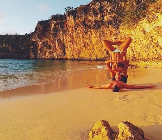Acro yoga και couples yoga: Η νέα μανία των ζευγαριών -Κατά πόσο μπορεί να κάνει τη σχέση τους πιο σταθερή [εικόνες] | iefimerida.gr 2