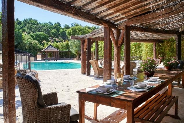 Στο σφυρί η απίστευτη έπαυλη του Τζόνι Ντεπ στο Σαν Τροπέ [εικόνες] | iefimerida.gr 2