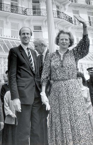 Χρωματιστά, σικάτα, φίνα -Η γκαρνταρόμπα της Θάτσερ εντυπωσιάζει και σήμερα [εικόνες] | iefimerida.gr 2