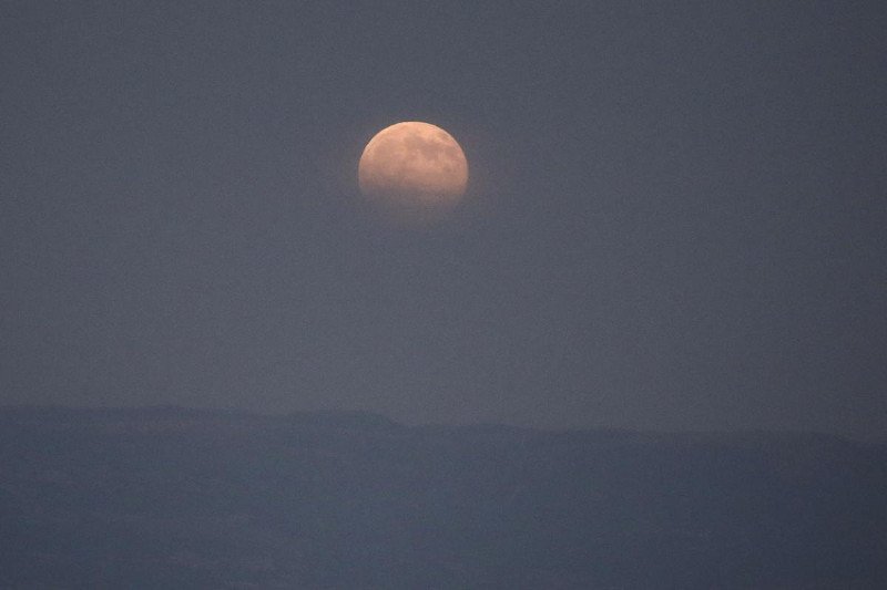 Το Blue Moon φωτίζει τη νύχτα - Η μαγευτική 2η πανσέληνος του Ιουλίου στον Αττικό ουρανό [εικόνες] | iefimerida.gr 0