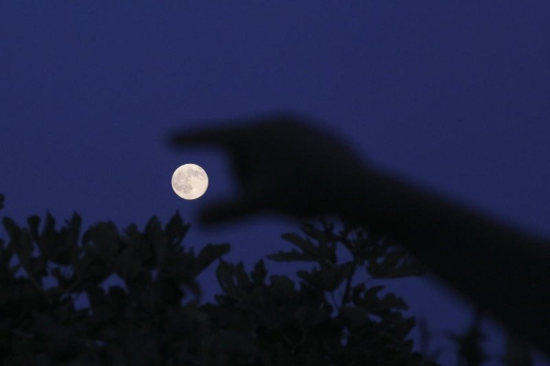 Το Blue Moon φωτίζει τη νύχτα - Η μαγευτική 2η πανσέληνος του Ιουλίου στον Αττικό ουρανό [εικόνες] | iefimerida.gr 1
