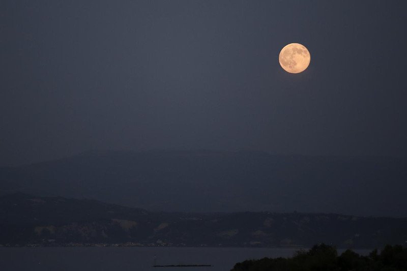 Το Blue Moon φωτίζει τη νύχτα - Η μαγευτική 2η πανσέληνος του Ιουλίου στον Αττικό ουρανό [εικόνες] | iefimerida.gr 2