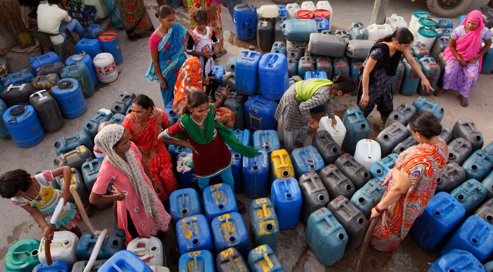 Η τραγωδία της Ινδίας: Εκεί που οι άνθρωποι αγοράζουν νερό από την μαφία [εικόνες] | iefimerida.gr 0