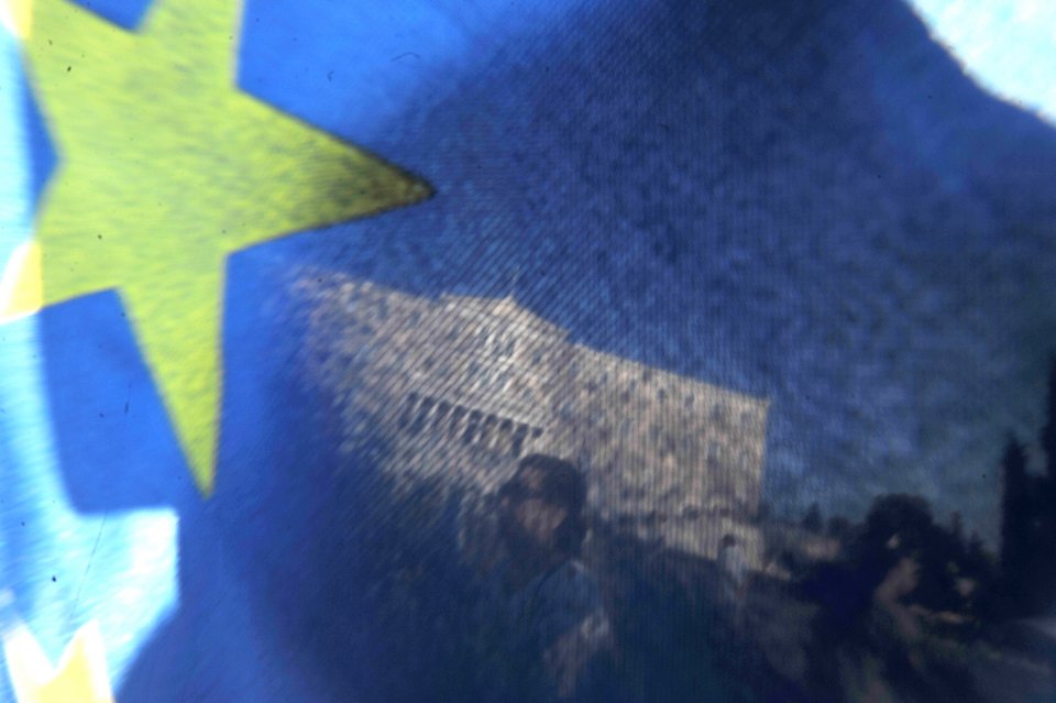 Ολοκληρώθηκε η συγκέντρωση των υποστηρικτών του «Μένουμε Ευρώπη» στο Σύνταγμα [εικόνες] | iefimerida.gr 12