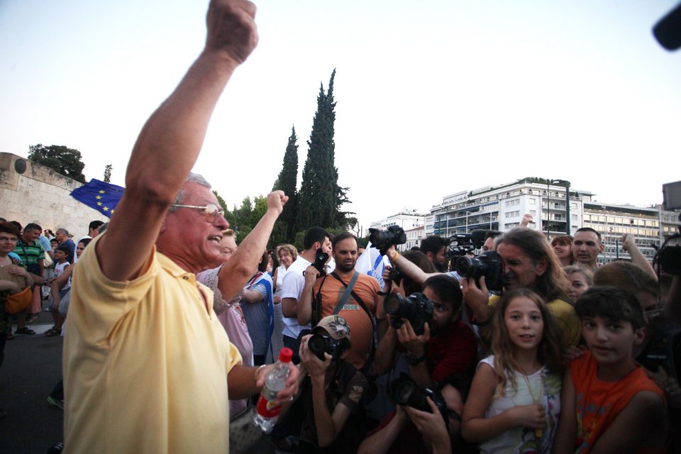 Ολοκληρώθηκε η συγκέντρωση των υποστηρικτών του «Μένουμε Ευρώπη» στο Σύνταγμα [εικόνες] | iefimerida.gr 9