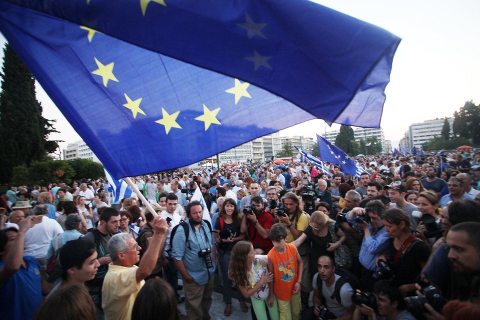 Ολοκληρώθηκε η συγκέντρωση των υποστηρικτών του «Μένουμε Ευρώπη» στο Σύνταγμα [εικόνες] | iefimerida.gr 1