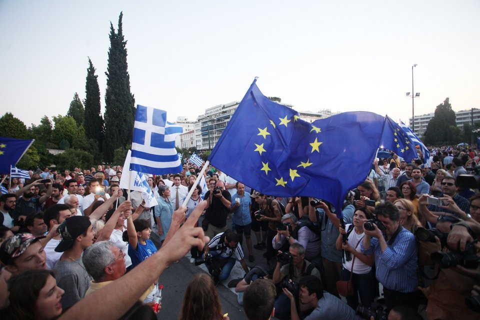 Ολοκληρώθηκε η συγκέντρωση των υποστηρικτών του «Μένουμε Ευρώπη» στο Σύνταγμα [εικόνες] | iefimerida.gr 10