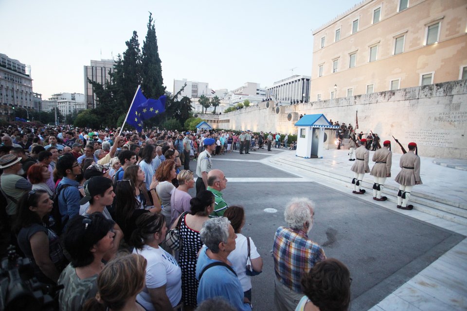 Ολοκληρώθηκε η συγκέντρωση των υποστηρικτών του «Μένουμε Ευρώπη» στο Σύνταγμα [εικόνες] | iefimerida.gr 8