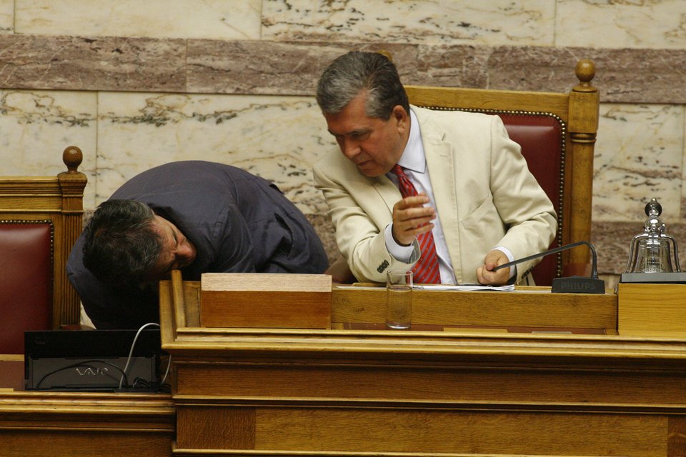 O Τσακαλώτος «έμεινε» από μπαταρία στη βουλή, αλλά βρήκε τρόπο να φορτίσει το κινητό του [εικόνες] | iefimerida.gr 1