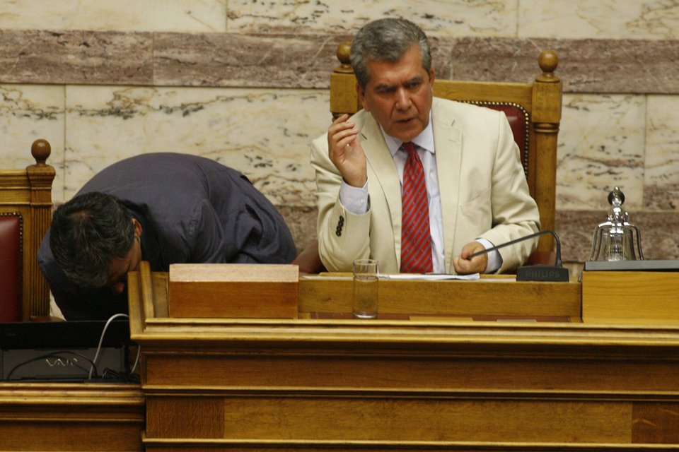 O Τσακαλώτος «έμεινε» από μπαταρία στη βουλή, αλλά βρήκε τρόπο να φορτίσει το κινητό του [εικόνες] | iefimerida.gr 2