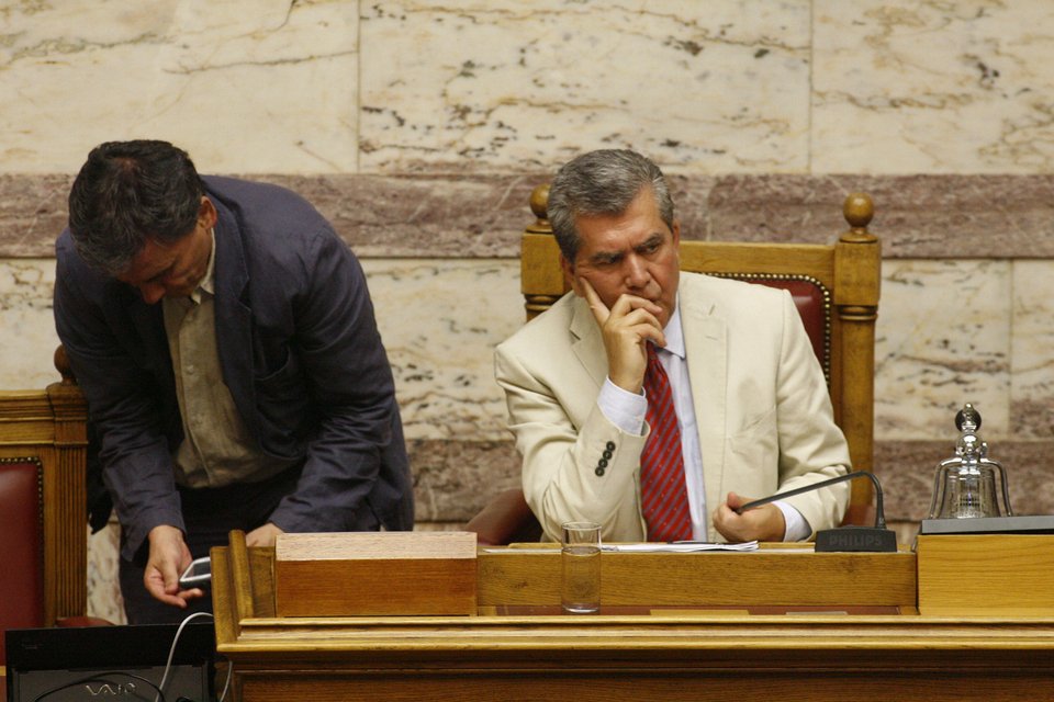 O Τσακαλώτος «έμεινε» από μπαταρία στη βουλή, αλλά βρήκε τρόπο να φορτίσει το κινητό του [εικόνες] | iefimerida.gr 3