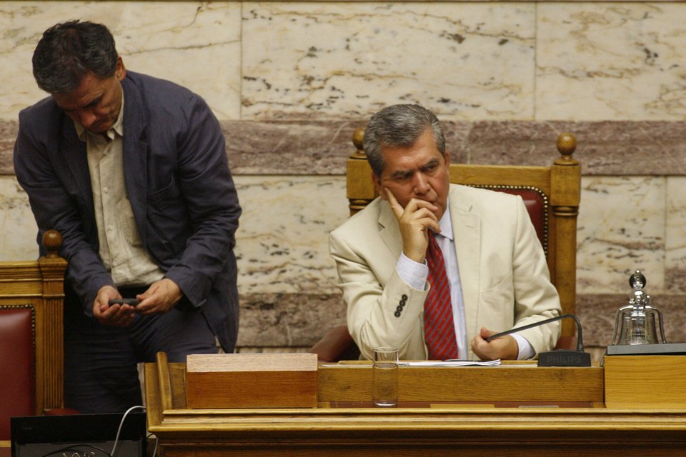 O Τσακαλώτος «έμεινε» από μπαταρία στη βουλή, αλλά βρήκε τρόπο να φορτίσει το κινητό του [εικόνες] | iefimerida.gr 4