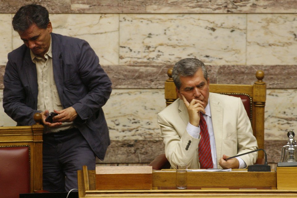 O Τσακαλώτος «έμεινε» από μπαταρία στη βουλή, αλλά βρήκε τρόπο να φορτίσει το κινητό του [εικόνες] | iefimerida.gr 5