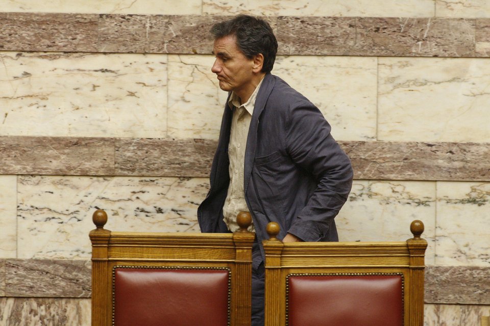 O Τσακαλώτος «έμεινε» από μπαταρία στη βουλή, αλλά βρήκε τρόπο να φορτίσει το κινητό του [εικόνες] | iefimerida.gr 6